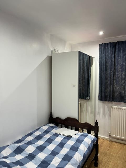 Comfortable single bedroom with free on site parking Vacation rental in Kingston upon Thames