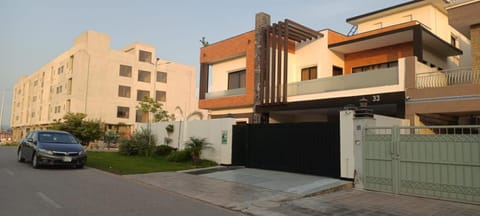 Haven Lodge - charming home with Hot tub, Garden, Mountain view Casa in Islamabad