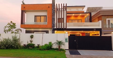 Haven Lodge - charming home with Hot tub, Garden, Mountain view Haus in Islamabad