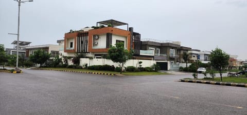 Haven Lodge - cheerful home with Mountain view House in Islamabad