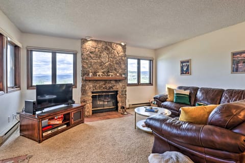Granby Condo with In-Unit Hot Tub and Mountain Views! Apartment in Granby