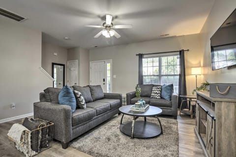 Pet-Friendly Family Townhome with Private Patio Casa in Raleigh