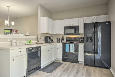 Pet-Friendly Family Townhome with Private Patio House in Raleigh