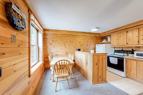 Lakeview Cabin #2 House in Moosehead Lake