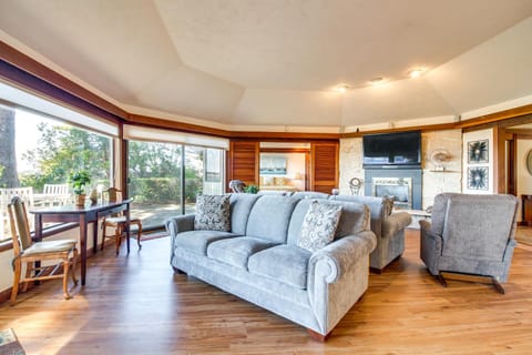 Enchanting Coos Bay Sanctuary with Lush Views! Haus in Coos Bay