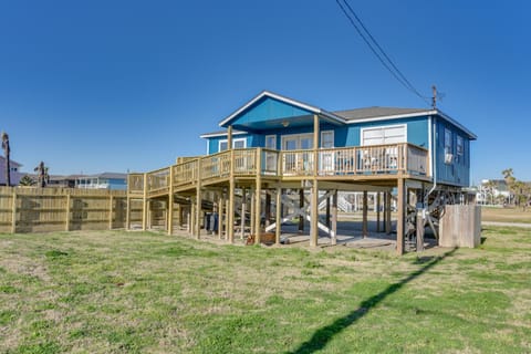 Second-Row Surfside Beach House Newly Renovated! House in Surfside Beach