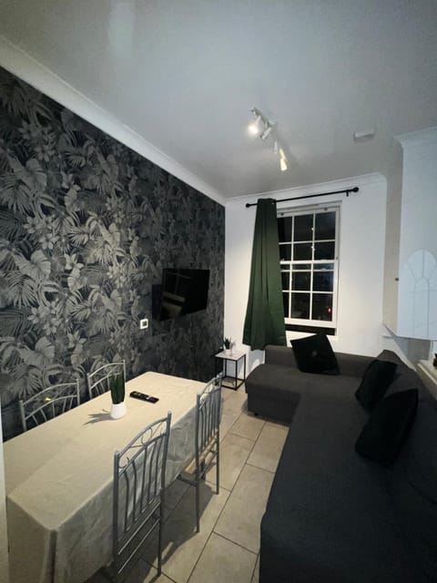 3 BedRoom Flat*5 Min walk to Kings cross. Netflix Apartment in London Borough of Islington