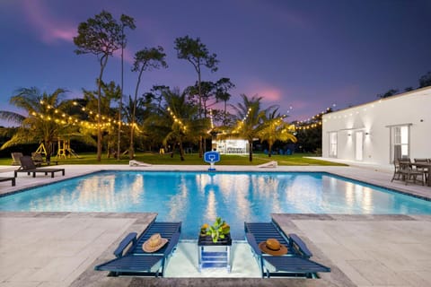 Day, Natural landscape, Pool view, Swimming pool, sunbed