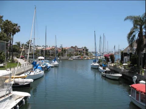 Beautiful 2 Story Right by the Water, Ocean View Villa in Long Beach