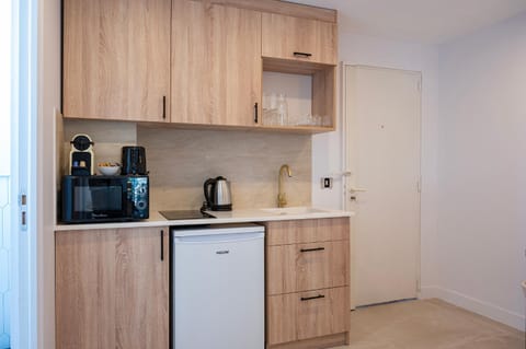 Kitchen or kitchenette, minibar, toaster