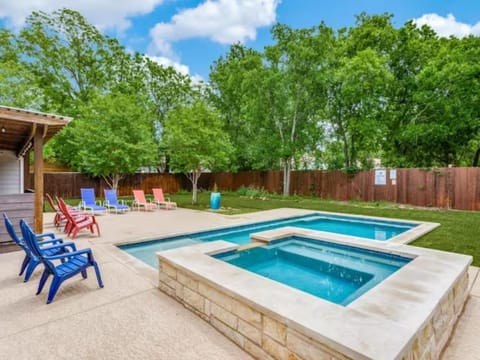 Private Pool & Hot Tub! Charming Hill Country Home Minutes to Wineries/Shops! Casa in Johnson City