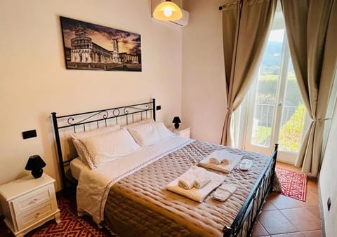 Photo of the whole room, Bedroom, towels