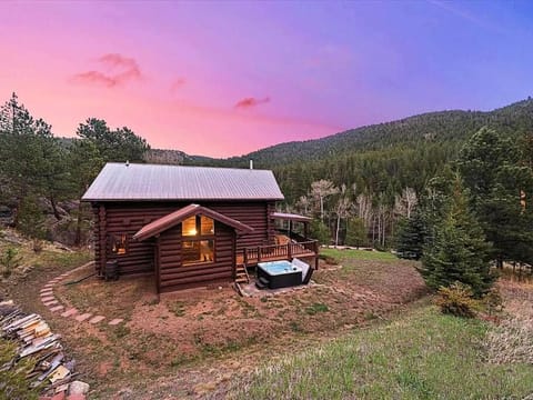Classic Log Cabin near Rocky Mountain National Park and near Skiing House in Allenspark