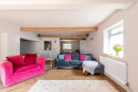 Immaculate 6 Bed House - Unique Cellar Bar- Airbnb House in Warminster