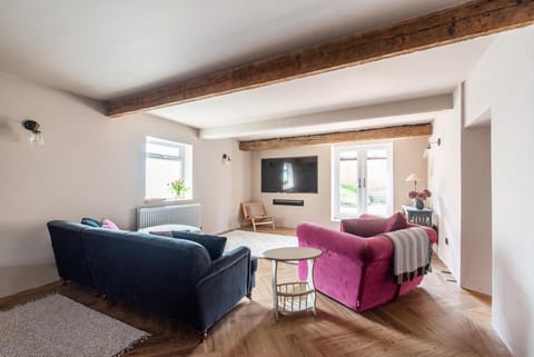 Immaculate 6 Bed House - Unique Cellar Bar- Airbnb Casa in Warminster