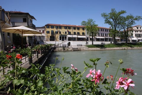 Property building, Facade/entrance, City view, River view