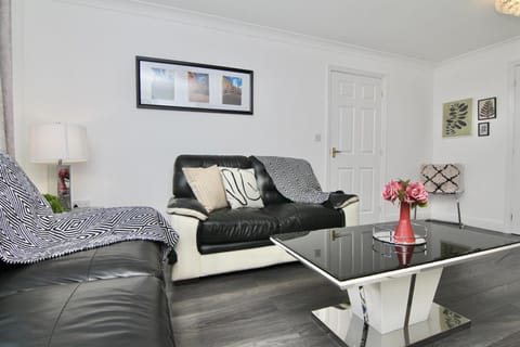 Tranquil 4Bed Retreat - 3 Min to M6, 10 Min to Coventry City Centre House in Coventry