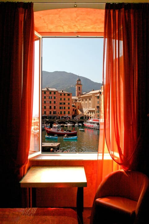 Balcony/Terrace, Photo of the whole room, Decorative detail, Seating area, City view, Sea view