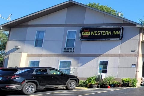 FIRST WESTERN INN Motel in Caseyville