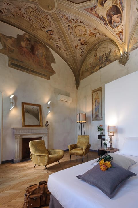 Photo of the whole room, Decorative detail, Seating area, River view