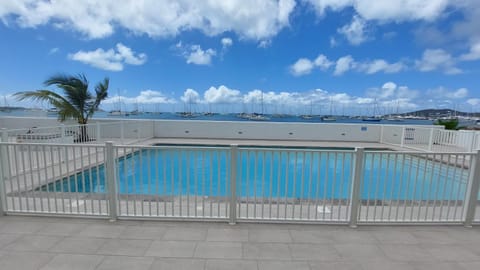 Appartement PIEDS DANS L'EAU VUE MER ACCES PLAGE ET PISCINE Condominio in Sint Maarten