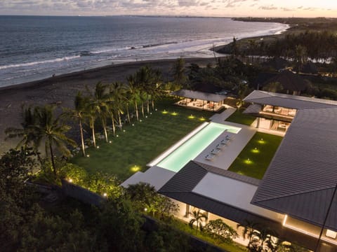 Property building, Day, Natural landscape, Bird's eye view, Garden, Beach, Pool view, Sea view, Swimming pool, Sunset, sunbed