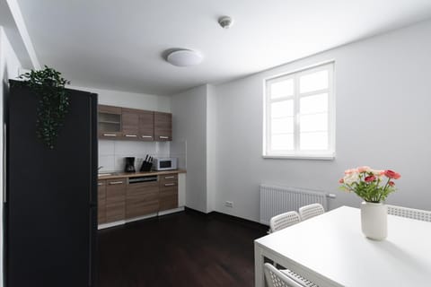 Kitchen or kitchenette, Dining area, minibar, pet friendly