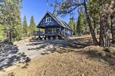 Home with Hot Tub about half Mile to Boat Launch! Haus in Lake Almanor West