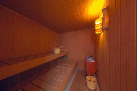 Smart Luxury - Private Gym, Hot Tub & Sauna Condo in Reykjanesbaer