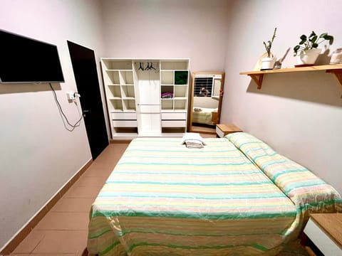 Bed, TV and multimedia, Bedroom, wardrobe