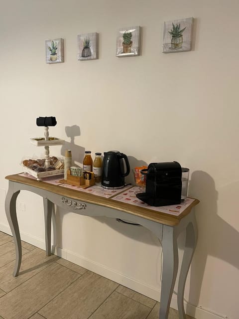 Coffee/tea facilities, Food and drinks, Breakfast