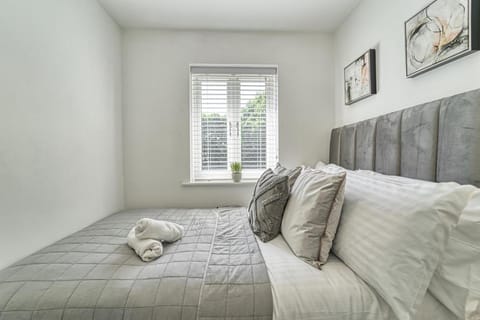 Bed, Decorative detail, Bedroom, towels