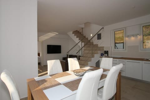 Dining area, kitchen
