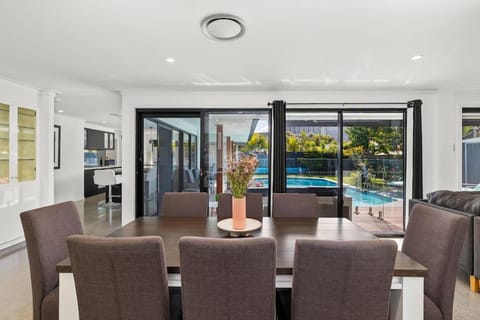 Ultra Modern & Relaxing Inner City 4bed House - with a Private Pool - 10mins walk to Beach House in Mermaid Waters