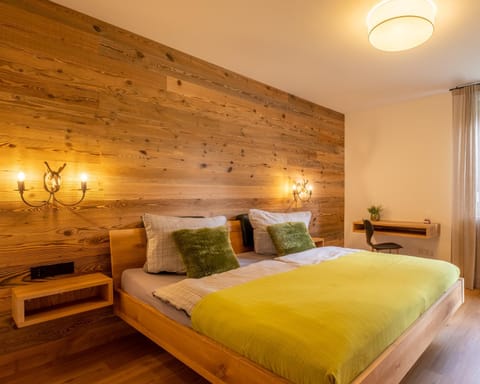 Bedroom, Text overlay
