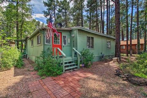 Woodsy Retreat with Deck 2 Mi to Rainbow Lake! House in Pinetop-Lakeside