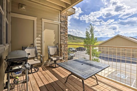 Cozy Granby Retreat with Balcony, Grill and Mtn Views! Copropriété in Granby