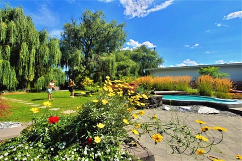 Serene Waterfront Escape with Pool, Hot Tub, Pet-Friendly Haven, & Breathtaking Views House in Kelowna