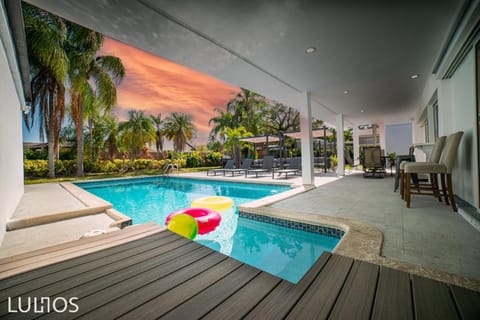 Stylish Retreat Heated Pool Basketball Game Room L41 Maison in Cutler Bay