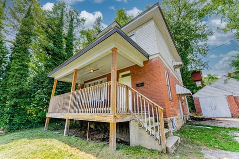 Awesome House, 5 minutes to DT, 2 miles to Stadium and Ruby Memorial! Casa in Morgantown