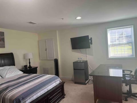 SUITE B - Private Cozy, Spacious Suite with Private Bathroom Pensão in Prince Georges County