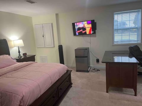 SUITE B - Private Cozy, Spacious Suite with Private Bathroom Pensão in Prince Georges County