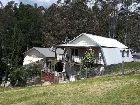 Beautiful Dutch Barn style country house in Merrijig (base of Mt Buller). Casa in Merrijig