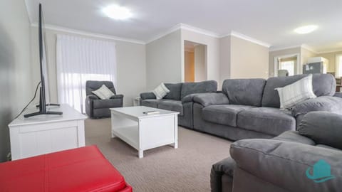 TV and multimedia, Living room, Seating area, Evening entertainment