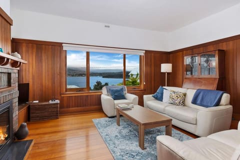 Bellerive Bluff magic - renovated home with views Haus in Bellerive