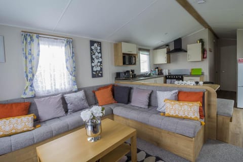 Beautiful 6 Berth Caravan For Hire At Central Beach Park In Kent Ref 57018b Campground/ 
RV Resort in Leysdown-on-Sea