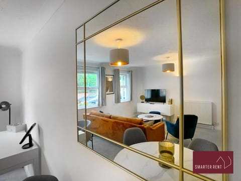 Wokingham - 2 Bedroom Maisonette - With Parking Condo in Wokingham