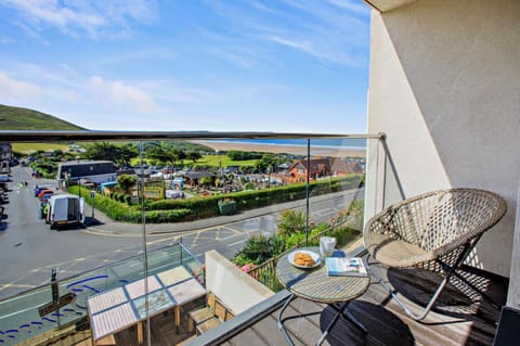 Natural landscape, View (from property/room), Balcony/Terrace, Seating area, Sea view