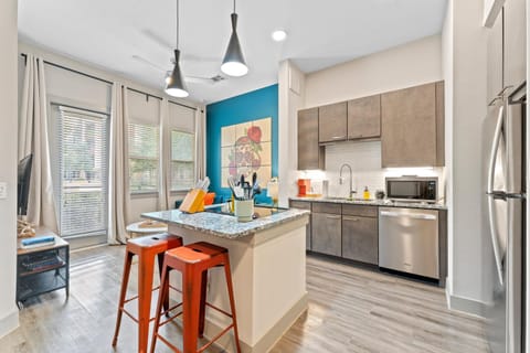 Modern & Chic 1BR Luxury Apts Close to Downtown & Airport Condo in Montopolis