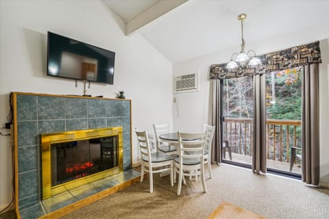 TV and multimedia, Balcony/Terrace, Dining area, Mountain view, River view, flat iron